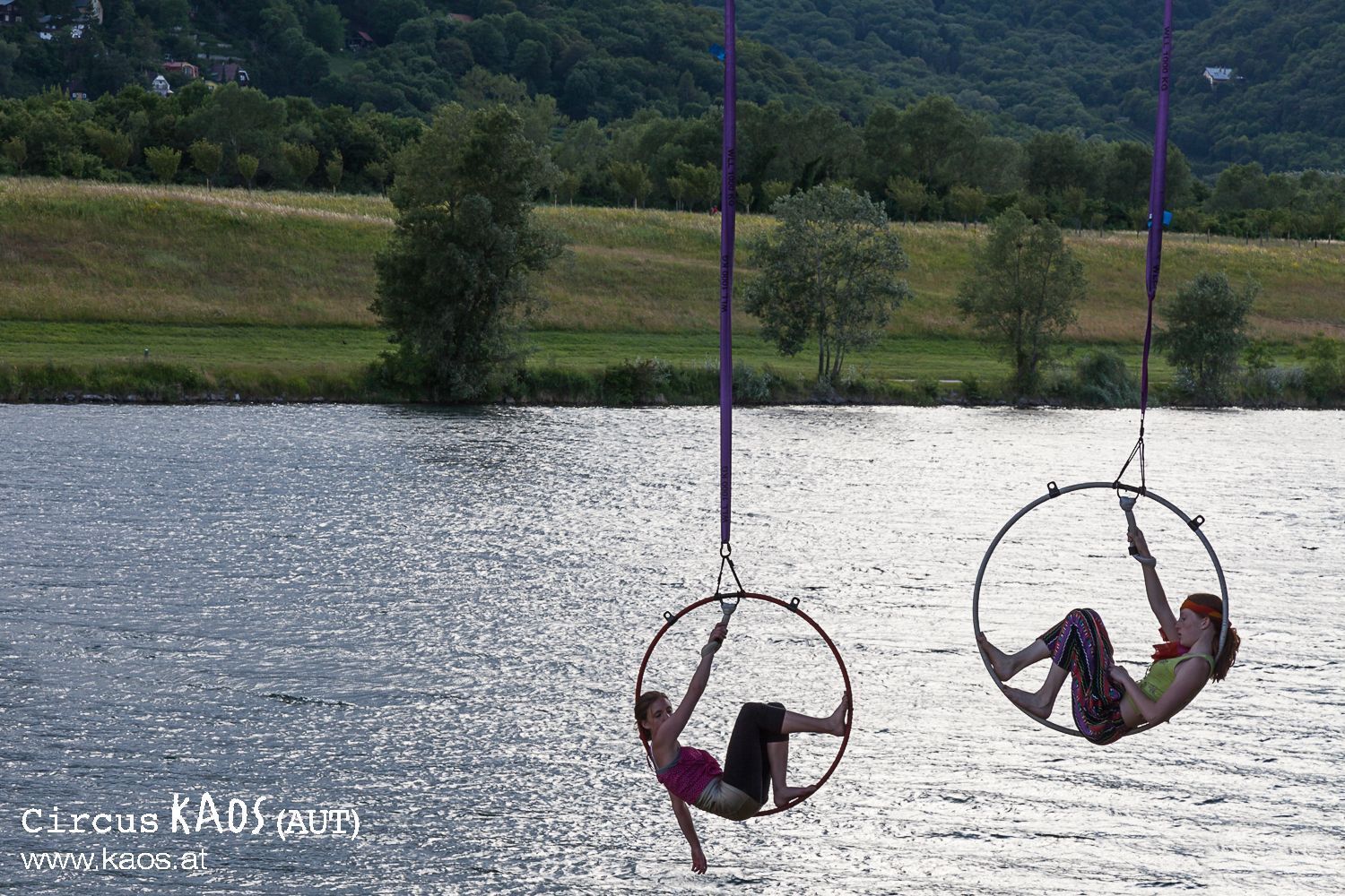 Artistinnen im Reifen über Wasser, Zirkus KAOS