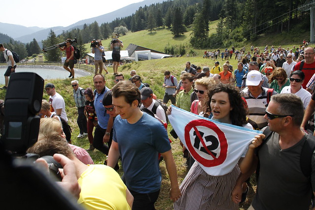 Attac Schneeberg, 12-Stunden Tag Dirndl neben Kurz