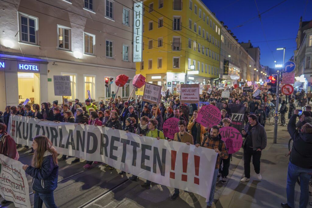 Protestkundgebung der Initiative #Kulturlandretten in Graz: Teilnehmer:innen halten ein Banner mit der Aufschrift ‚#Kulturlandretten‘ hoch.